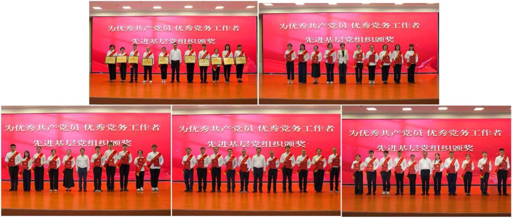 向“光荣在党50年”老党员表示崇高敬